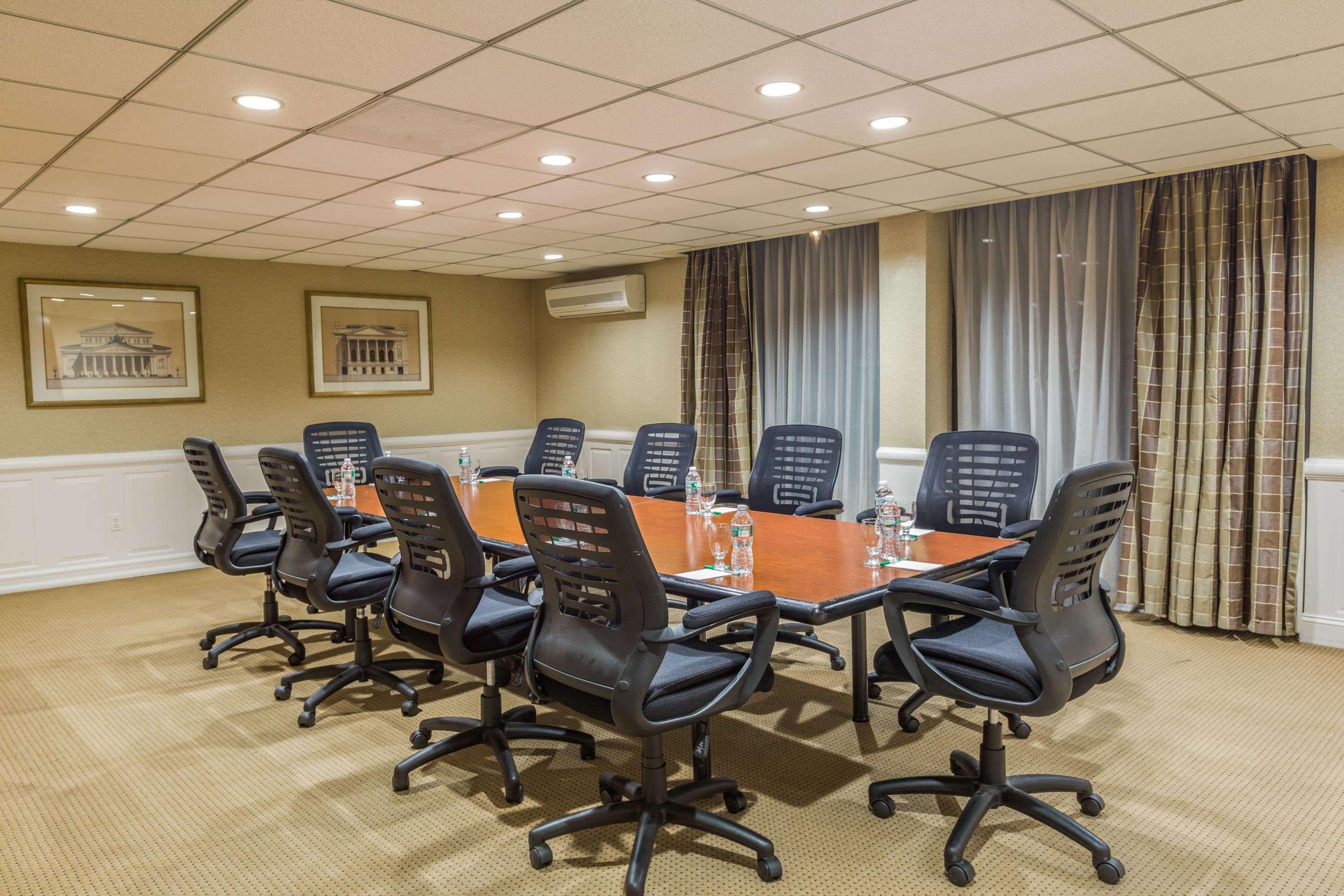 Wyndham Garden Airport 3*